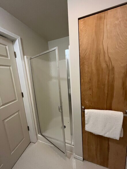 More Photos Of 1004 S Nordic Dr, Petersburg Hotel For Sale