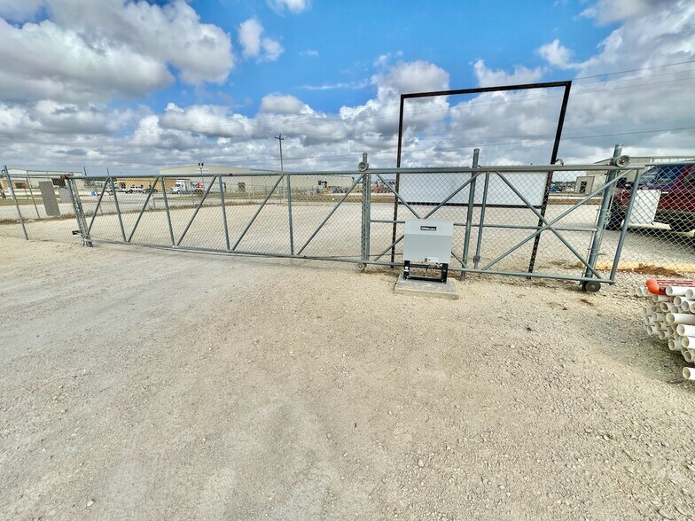 More Photos Of 4844 CR 430, Pleasanton Warehouse For Lease