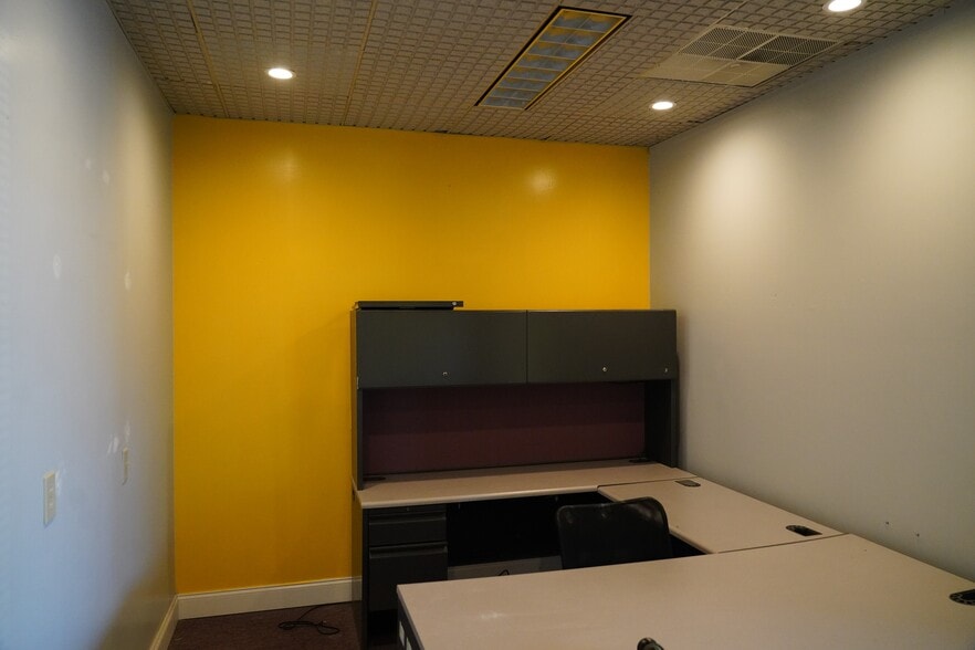 More Photos Of 800-810 N Main St, Anderson General Retail For Sale
