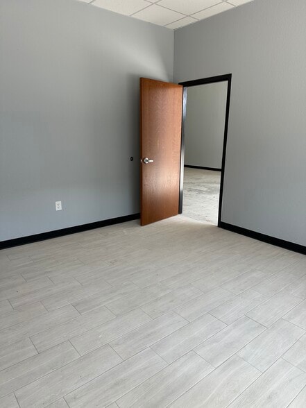 More Photos Of 10927 Fredericksburg Rd, San Antonio Unknown For Lease