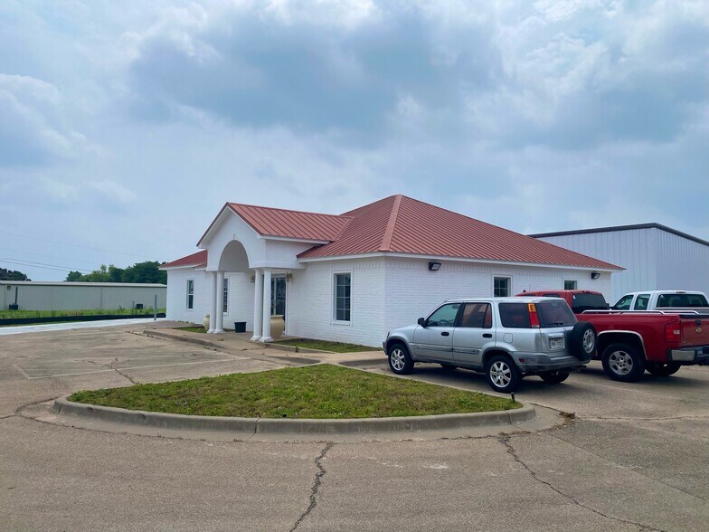 More Photos Of 7804 Central Park Dr, Woodway Bank For Lease