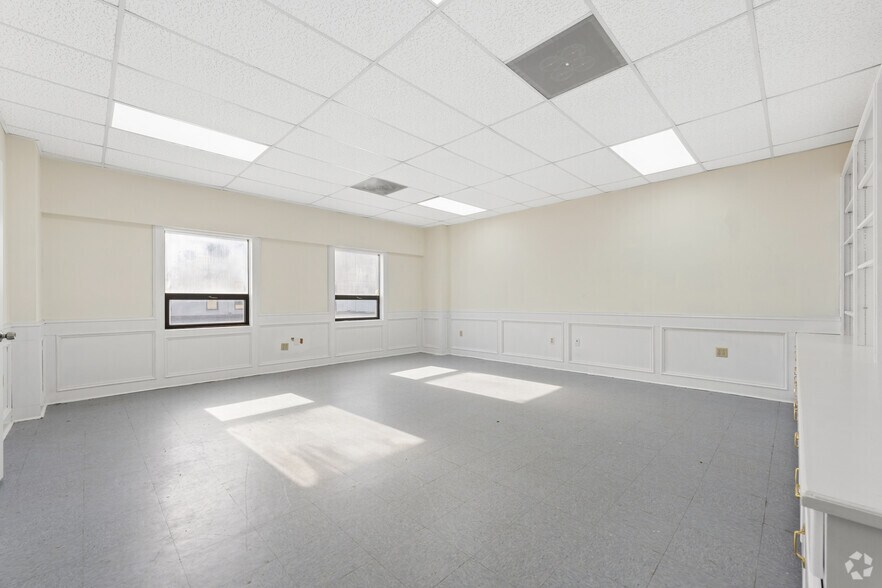 More Photos Of 1445 Cleveland Ave, East Point Showroom For Sale