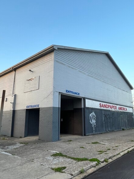 More Photos Of 1728 E New York St, Indianapolis Light Distribution For Sale