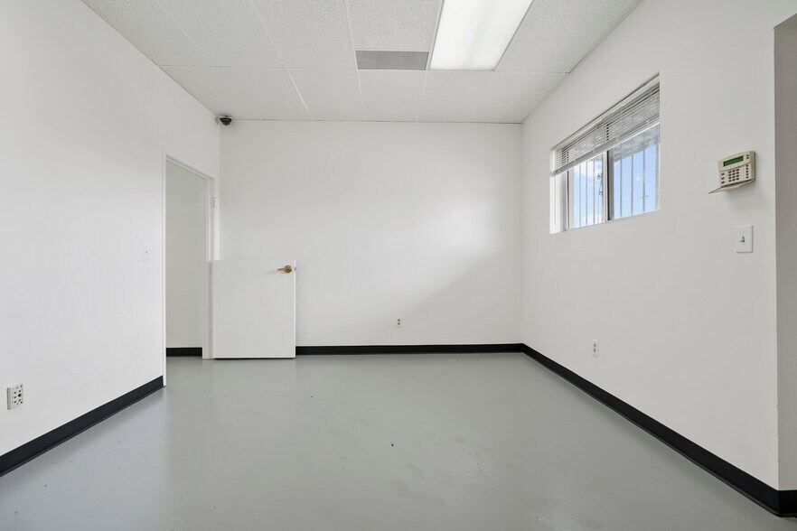 More Photos Of 5981 Marion Dr, Denver Warehouse For Sale