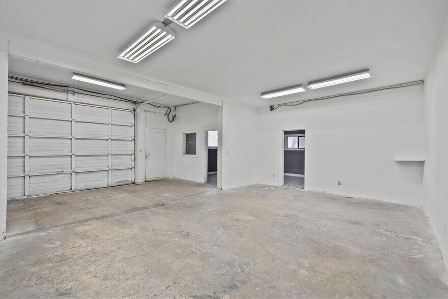 More Photos Of 14222-14226 Aetna St, Van Nuys Warehouse For Lease