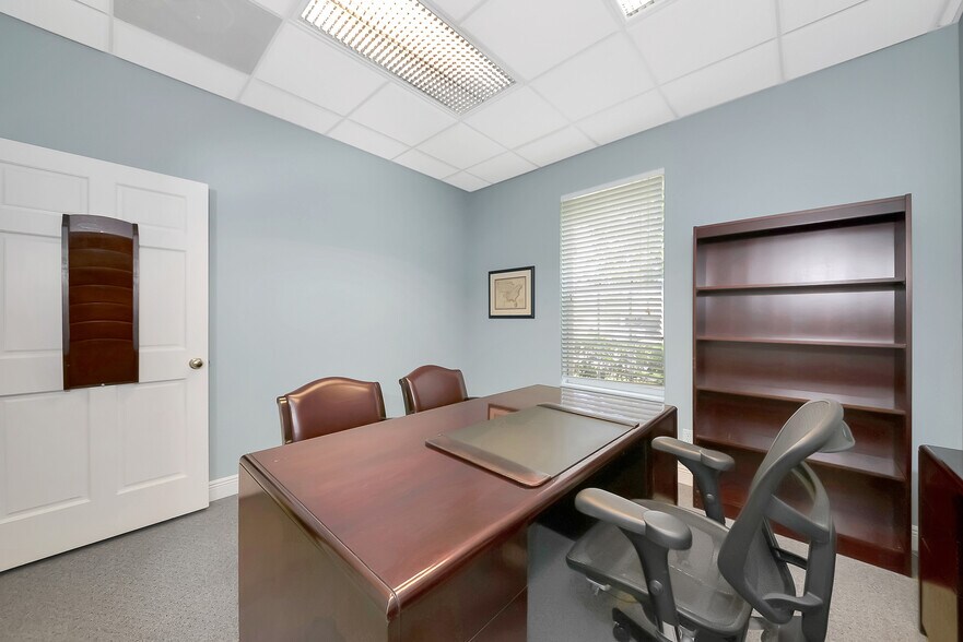 More Photos Of 6981 Curtiss Ave, Sarasota Medical For Lease