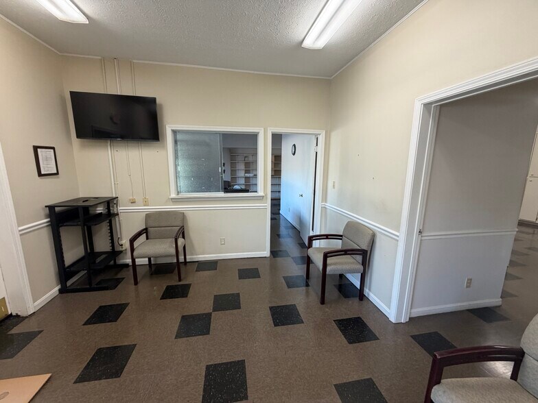 More Photos Of 319 Cathedral Manor, Bardstown Office Residential For Lease