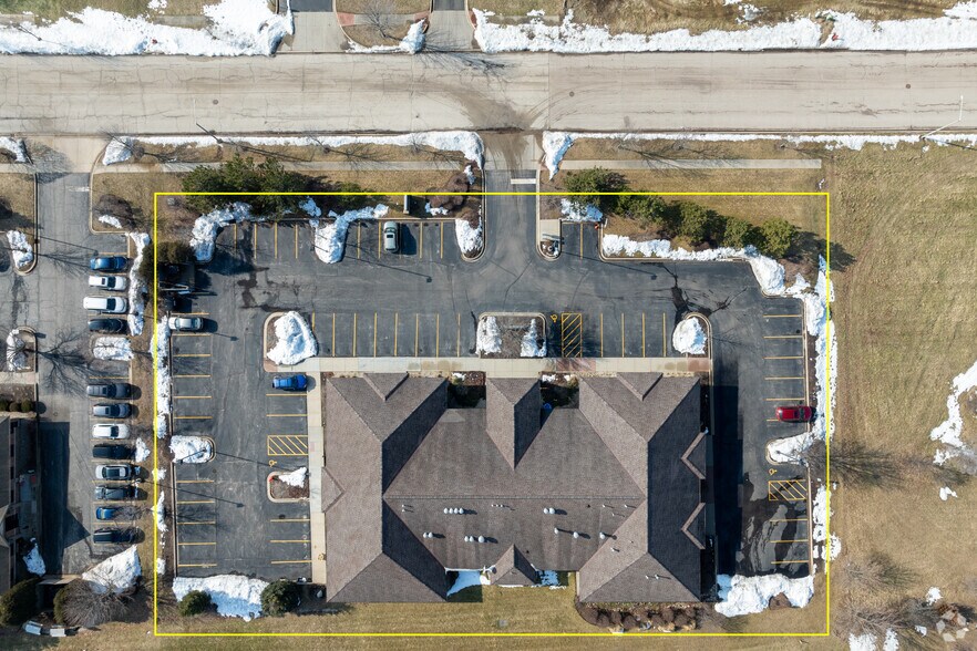 More Photos Of 385 Millennium Dr, Crystal Lake Office For Sale