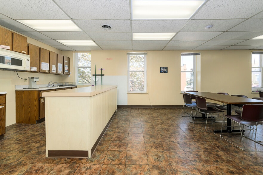 More Photos Of 4019 S Grand Blvd, Saint Louis Flex For Sale