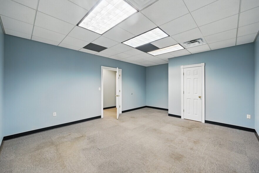 More Photos Of 9552 York Alpha Dr, North Royalton Service For Sale