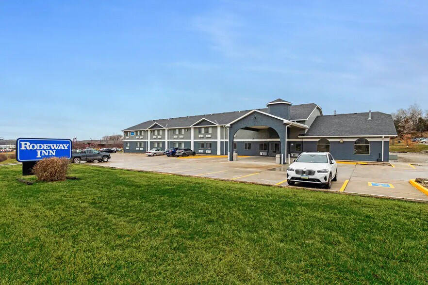 More Photos Of 800 Senate Ave, Red Oak Hotel For Sale