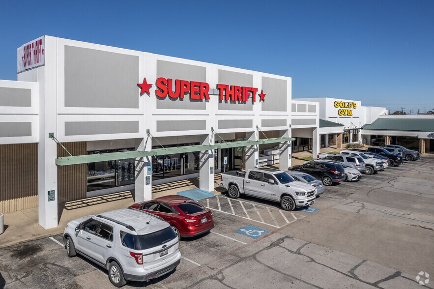 More Photos Of 11411 Northwest Hwy, Dallas Unknown For Lease