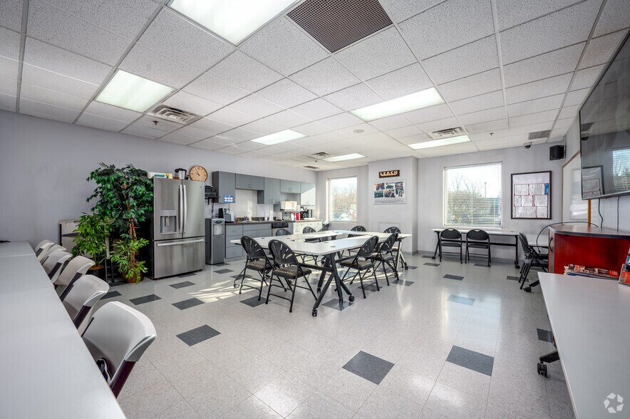 More Photos Of 5550 Poindexter Dr, Indianapolis Distribution For Sale