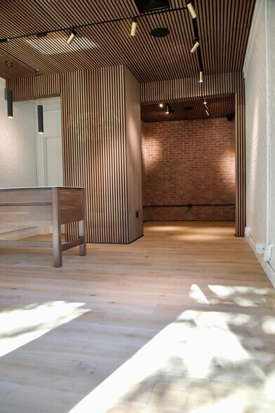 More Photos Of 2324 S Lamar Blvd, Austin Unknown For Lease