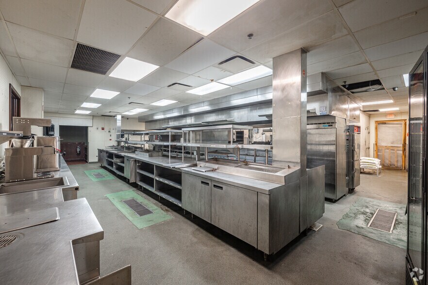 More Photos Of 1501 S IL Route 31, Mchenry Restaurant For Lease