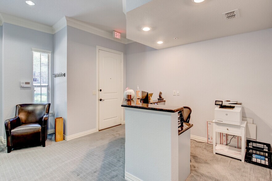 More Photos Of 7633 Bellaire Dr S, Fort Worth Medical For Sale