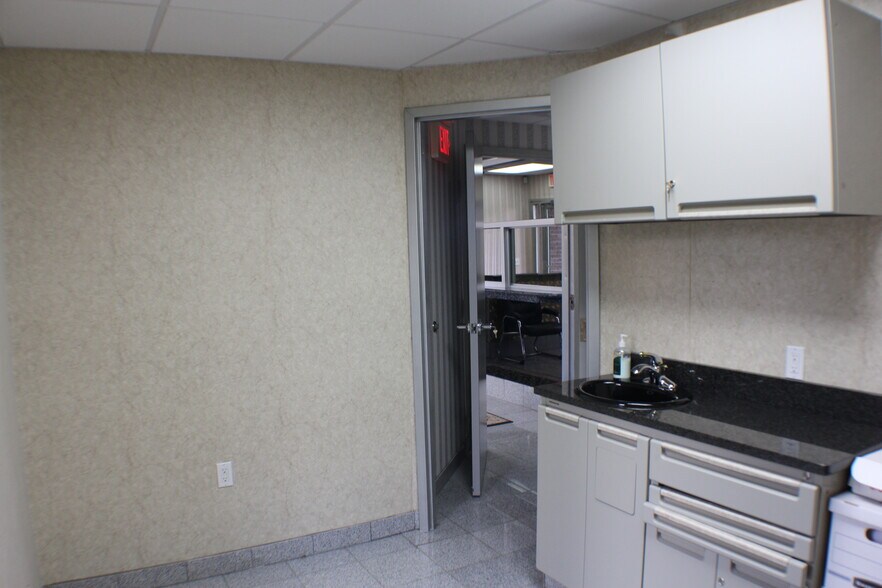 More Photos Of 1637 N Eastman Rd, Kingsport Office For Lease