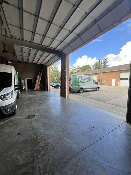 More Photos Of 17111 Munn Rd, Chagrin Falls Light Manufacturing For Sale