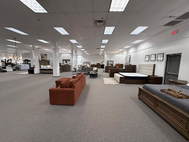 More Photos Of 1000 S Main St, Roswell Freestanding For Sale