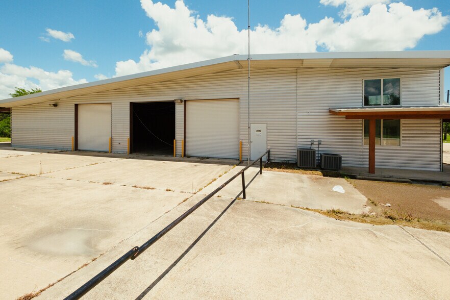 More Photos Of 11901 State Highway 30, College Station Showroom For Lease