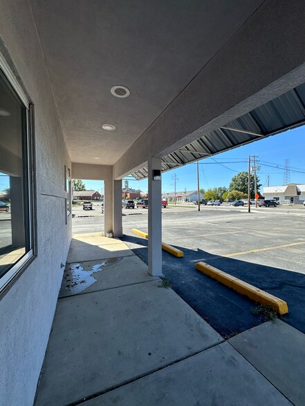 More Photos Of 102 E Park St, Taylorville Freestanding For Sale
