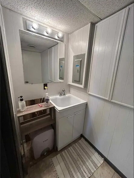 More Photos Of 507 W Main St, Mound City Freestanding For Sale