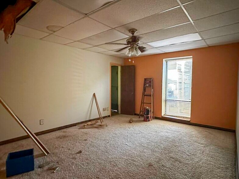 More Photos Of 17201 S Highway 81, Bison Warehouse For Sale