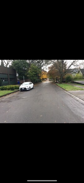 More Photos Of 4075 N Interstate Ave, Portland Showroom For Lease