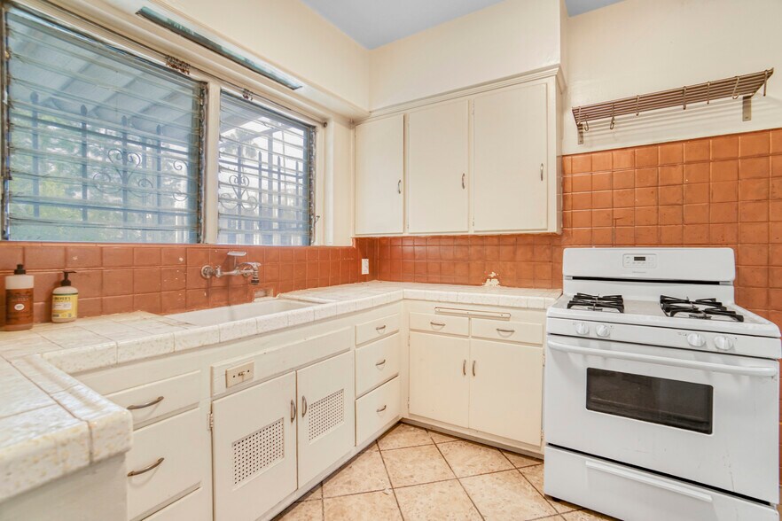 More Photos Of 728 S Genesee Ave, Los Angeles Apartments For Sale