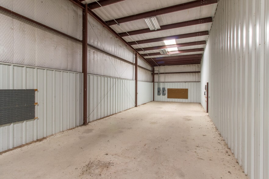 More Photos Of 4067 US Highway 59, Beeville Warehouse For Lease