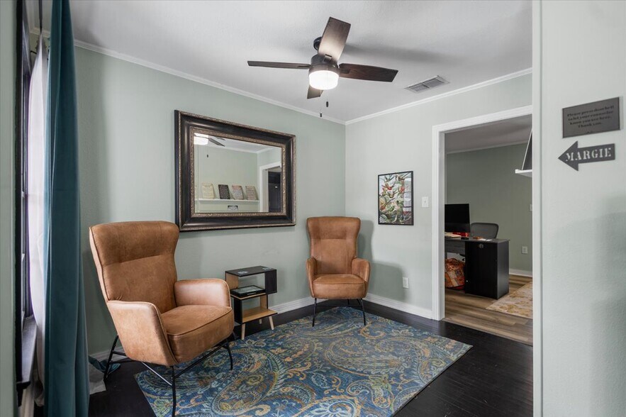 More Photos Of 501 N Main St, Lindale Office For Sale