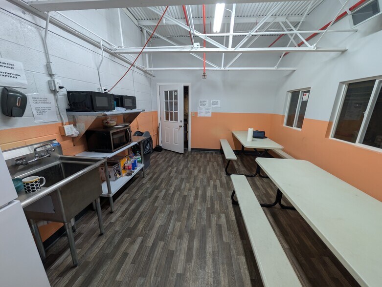 More Photos Of 40 S Third St, Walnutport Warehouse For Lease