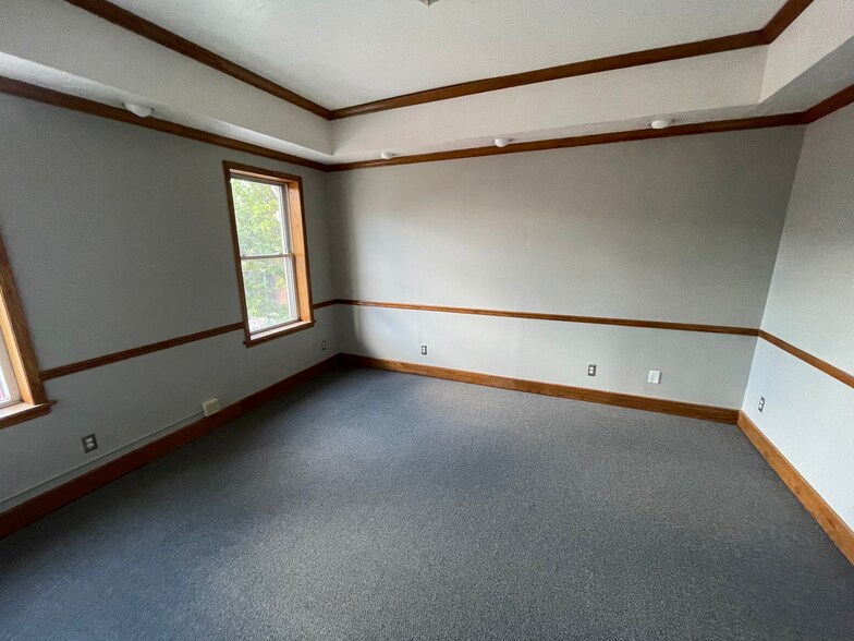 More Photos Of 4048-4056 Broadway Blvd, Kansas City Storefront Retail Office For Lease