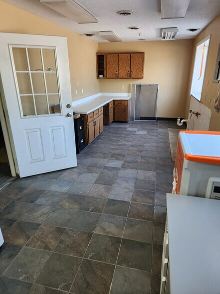 More Photos Of 712 Industrial Ln, Oneida Distribution For Sale