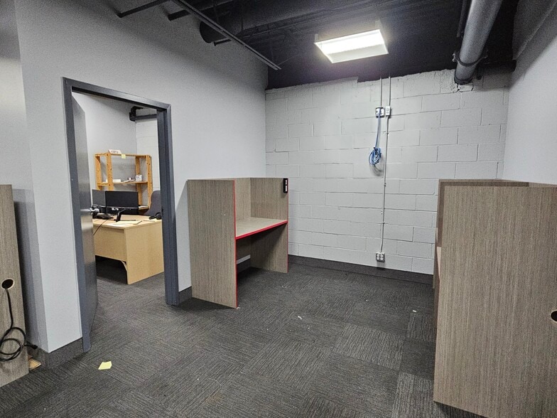 More Photos Of 2305-2329 Rue Guénette, Saint-Laurent Distribution For Sale