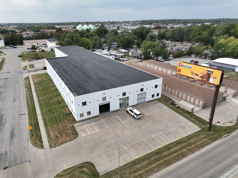 More Photos Of 2600 Kimco Ct, Lincoln Warehouse For Lease