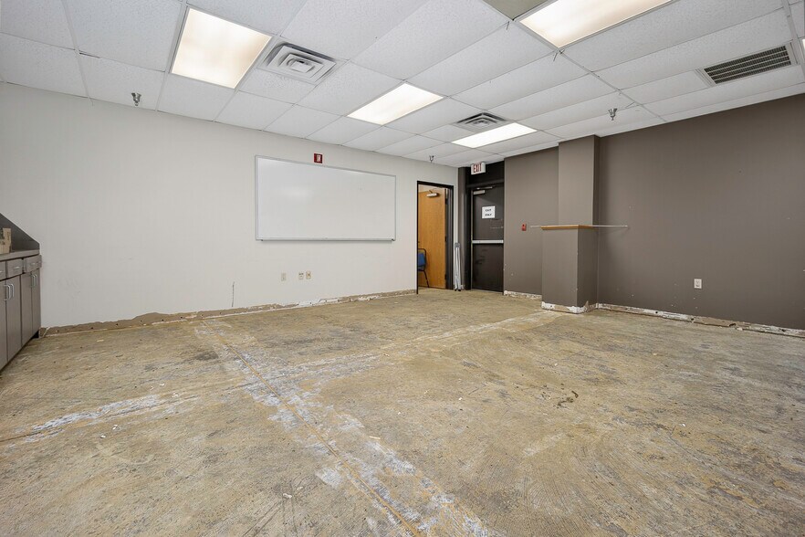 More Photos Of 1400 N Kennedy Ave, Shawnee Office For Sale