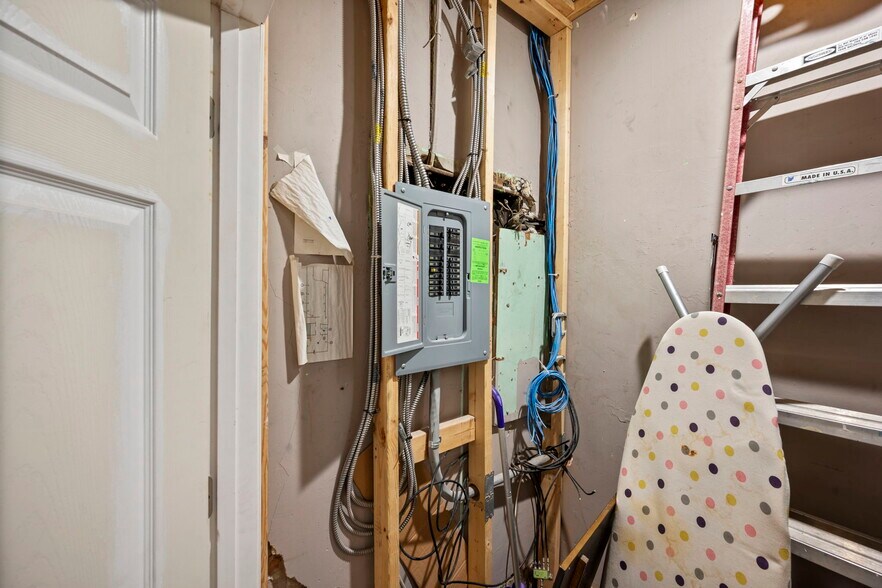 More Photos Of 338 N Charles St, Baltimore Storefront Retail Residential For Sale