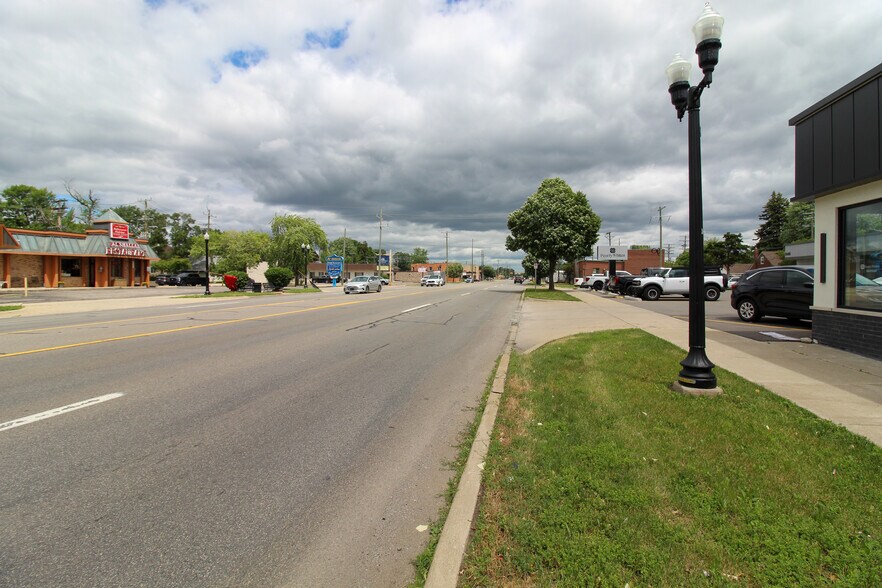 More Photos Of 24431-24435 W Warren St, Dearborn Heights Freestanding For Lease