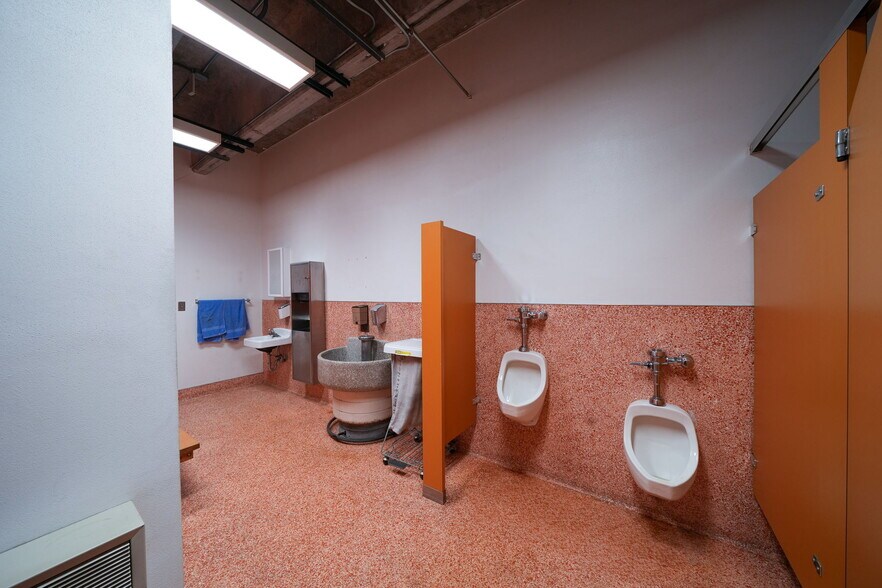 More Photos Of 1555-1557 SE Crystal Lake Dr, Corvallis Warehouse For Lease