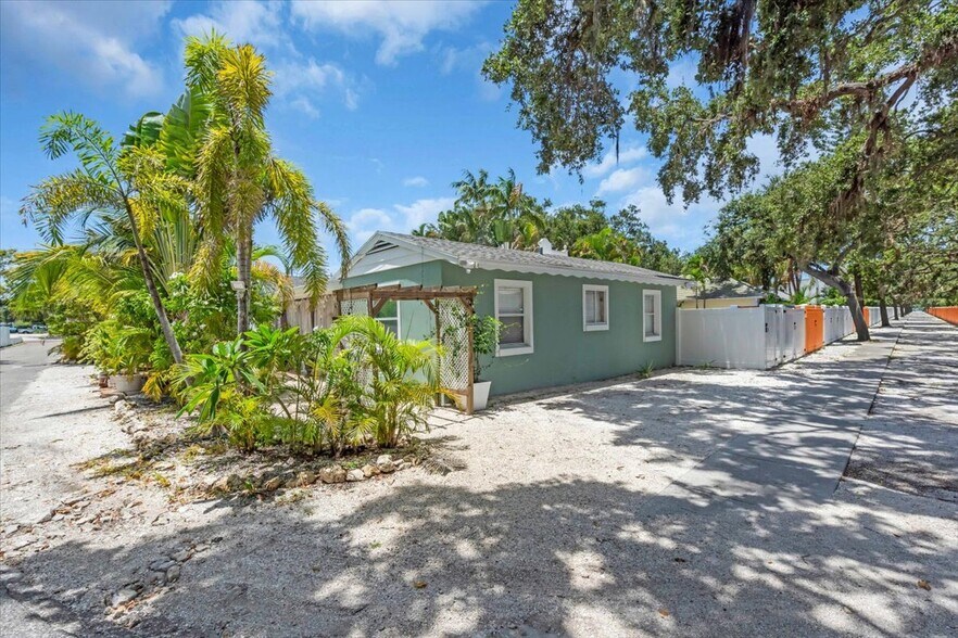 More Photos Of 1760 Wisconsin Ln, Sarasota Multifamily For Sale