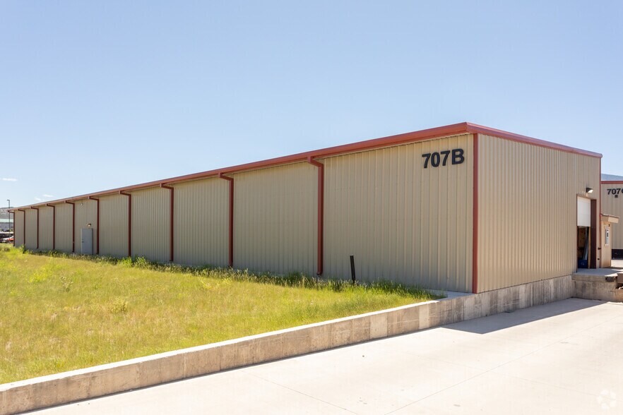 More Photos Of 707 Plane St, Gypsum Warehouse For Lease
