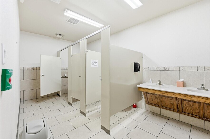 More Photos Of 1300 E Belknap St, Fort Worth Showroom For Sale