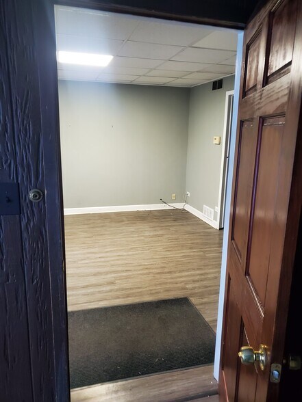 More Photos Of 380 Bennett Dr, Elk Grove Village Warehouse For Lease