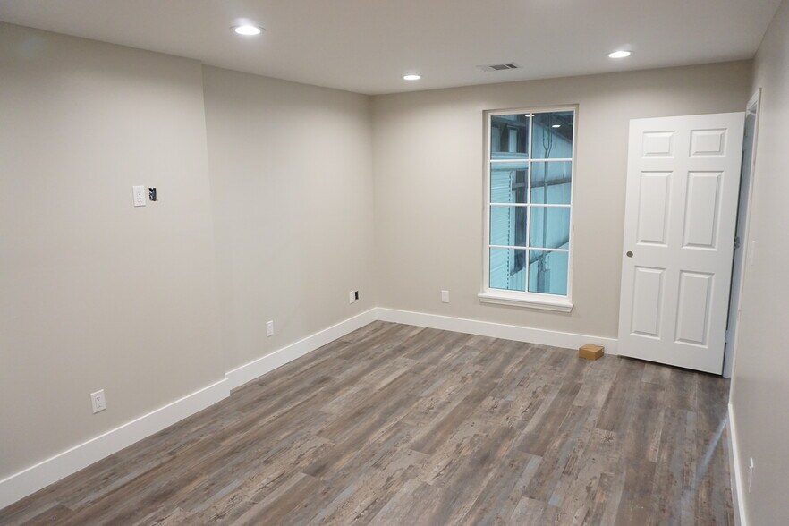 More Photos Of 5603 Northdale St, Houston Warehouse For Lease