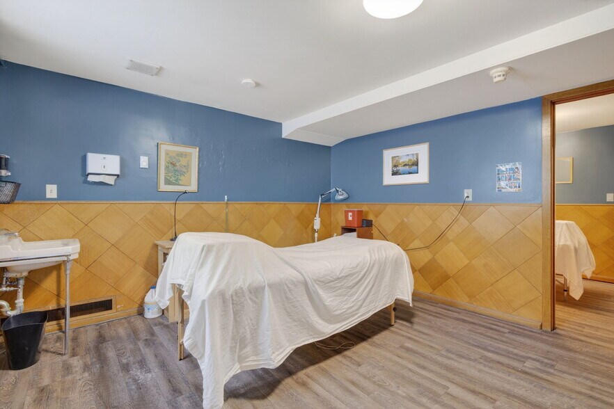 More Photos Of 111 Maiden Ln, Kingston Medical For Sale