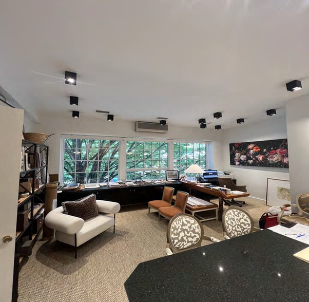 More Photos Of 24 W Chase St, Baltimore Office For Sale