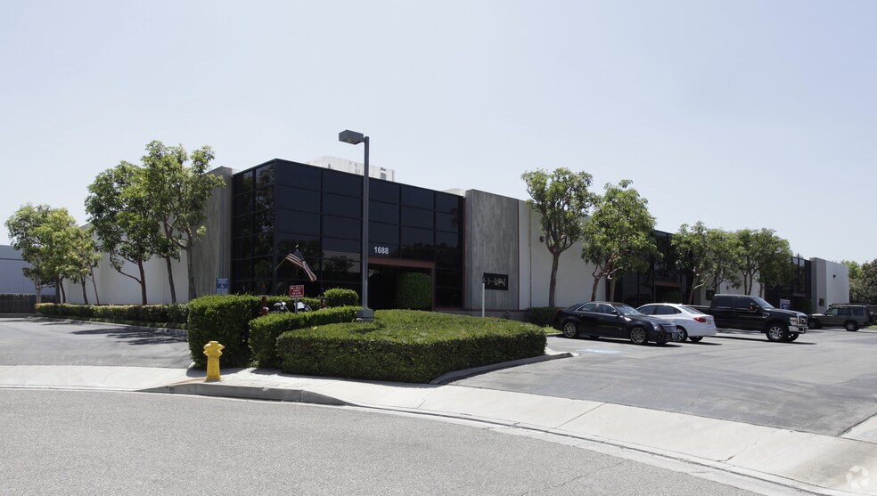 More Photos Of 1672-1688 Sierra Madre Cir, Placentia Showroom For Lease