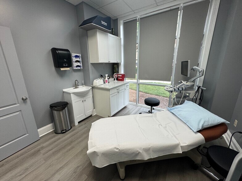 More Photos Of 2540 Arrowood Rd, Charlotte Office For Sale