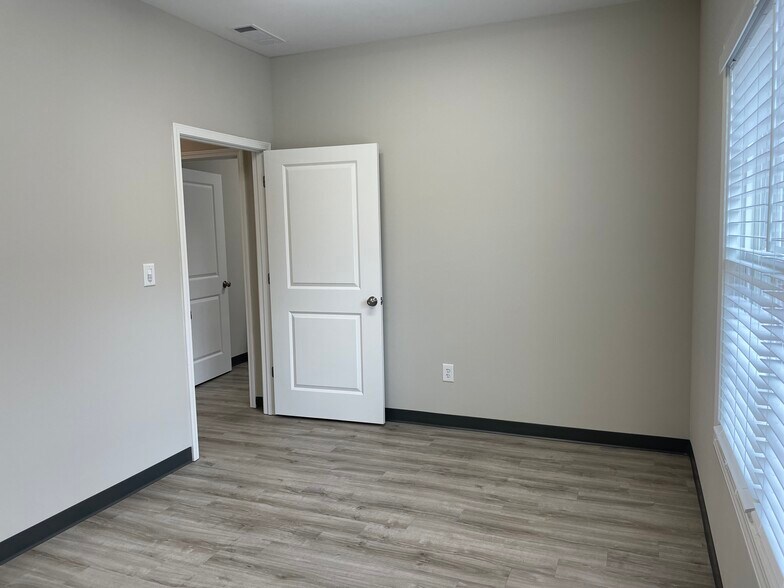 More Photos Of 247 River Park North Dr, Woodstock Medical For Sale